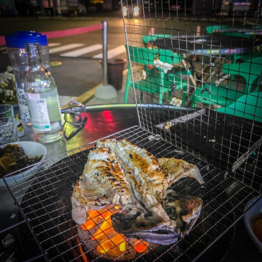 속초 동명항 포차거리 맛집 부두식당 콜키지프리 야장 홍게무침 생선구이 사진 3